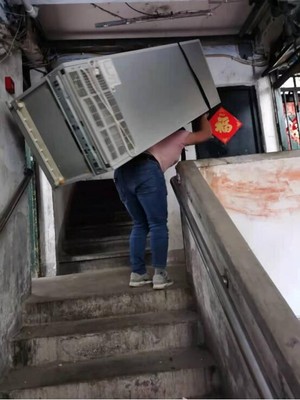 冰箱在搬运过程中如何保护其安全呢？(图1)